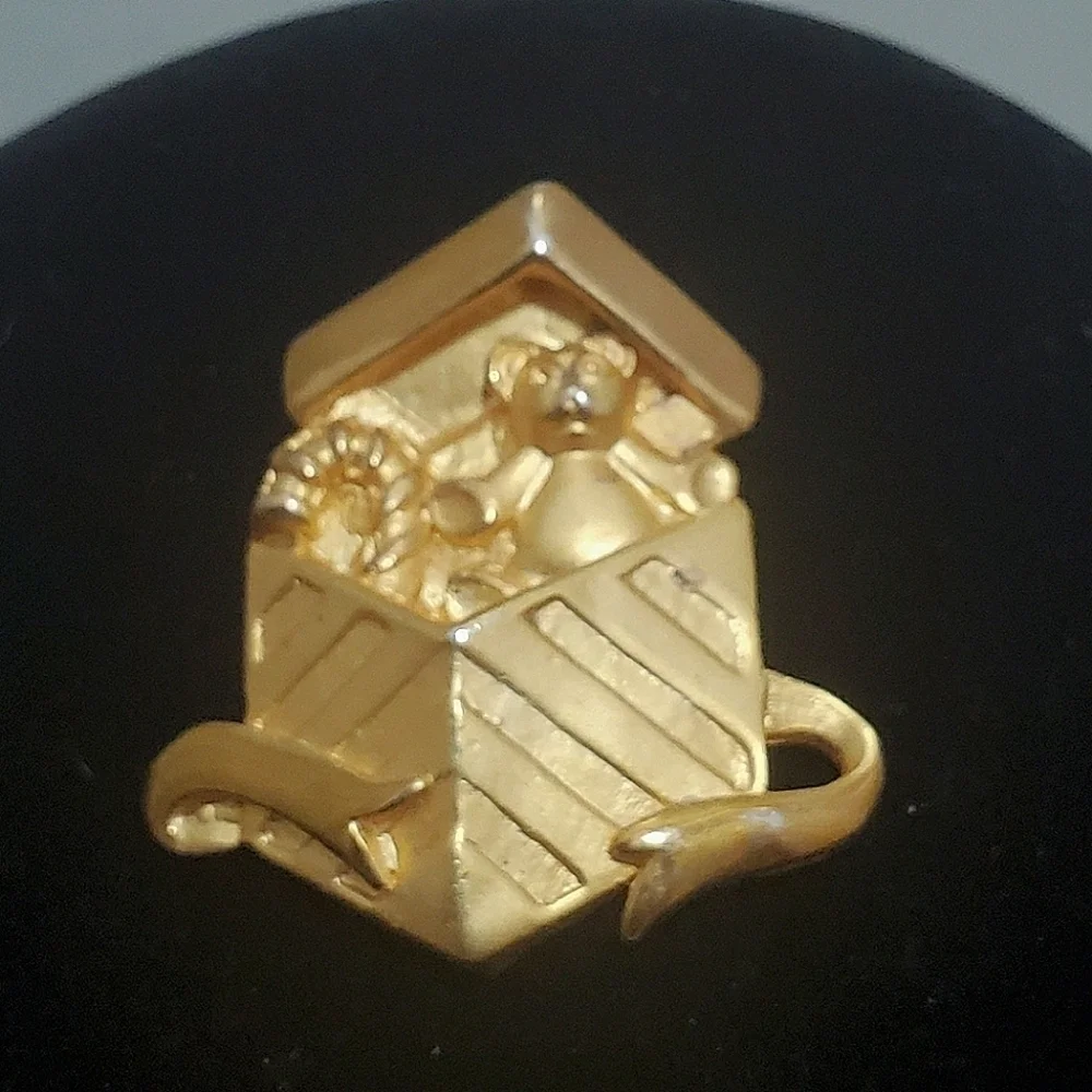 Vintage Gold Tone Brooch Pin. 🌴